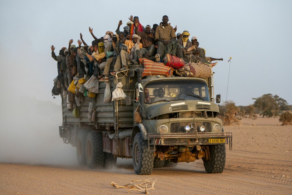 <b>ALLE SKAL MED:</b> Etter ti dager på tur gjennom ørkenen, ankommer denne overfylte trucken Agadez i Niger. − Vi har vært i Libya og jobbet, fortalte de meg og jublet over å være tilbake i hjem­landet. Karene bak rattet her kan kjøre bil.