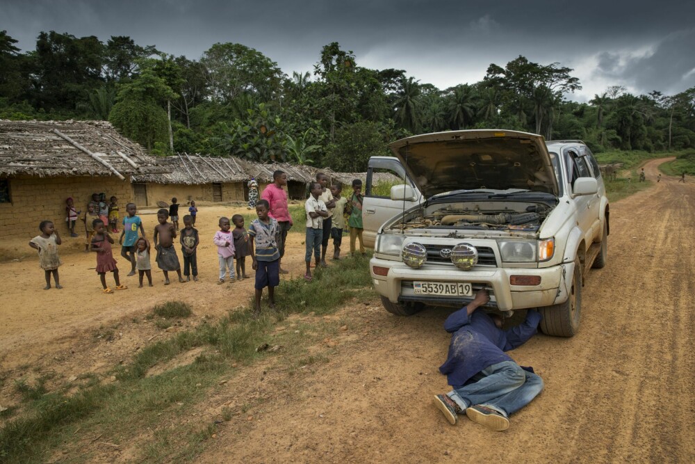 <b>IKKE BARE Å KJØRE:</b> En ting som også er felles med samtlige sjåfører jeg har brukt; de kan skru bil. Og det må de, for ting skjer og ofte er det langt til nærmeste verksted. Her har vil trøbbel i Kongos mørke indre. Men sjåføren fikset det på kort tid.