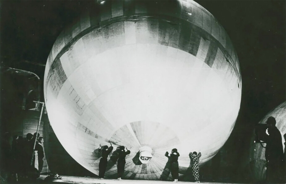 FOR VÆR OG VIND: Mot slutten av andre verdenskrig sendte Japan 9300 bombeballonger mot USA. Én av dem tok livet av seks personer, deriblant den norsk tenåringen Edward Engen.