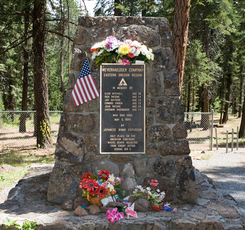 MINNESMERKE: Et bronsemonument står i dag på stedet der bombeballongen tok livet av seks personer.