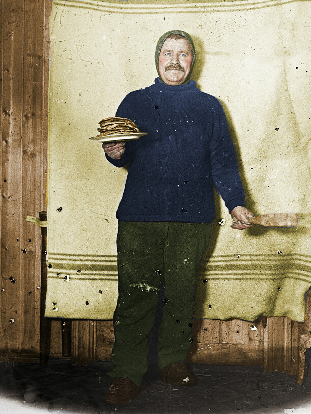 <b>SPESIALITET:</b> Kokken Adolf Henrik Lindstrøm under en fotoseanse i Framheim i 1911. De tykke, amerikanske panne­kakene hans, «hotcakes», sto alltid på polfarernes frokostbord.