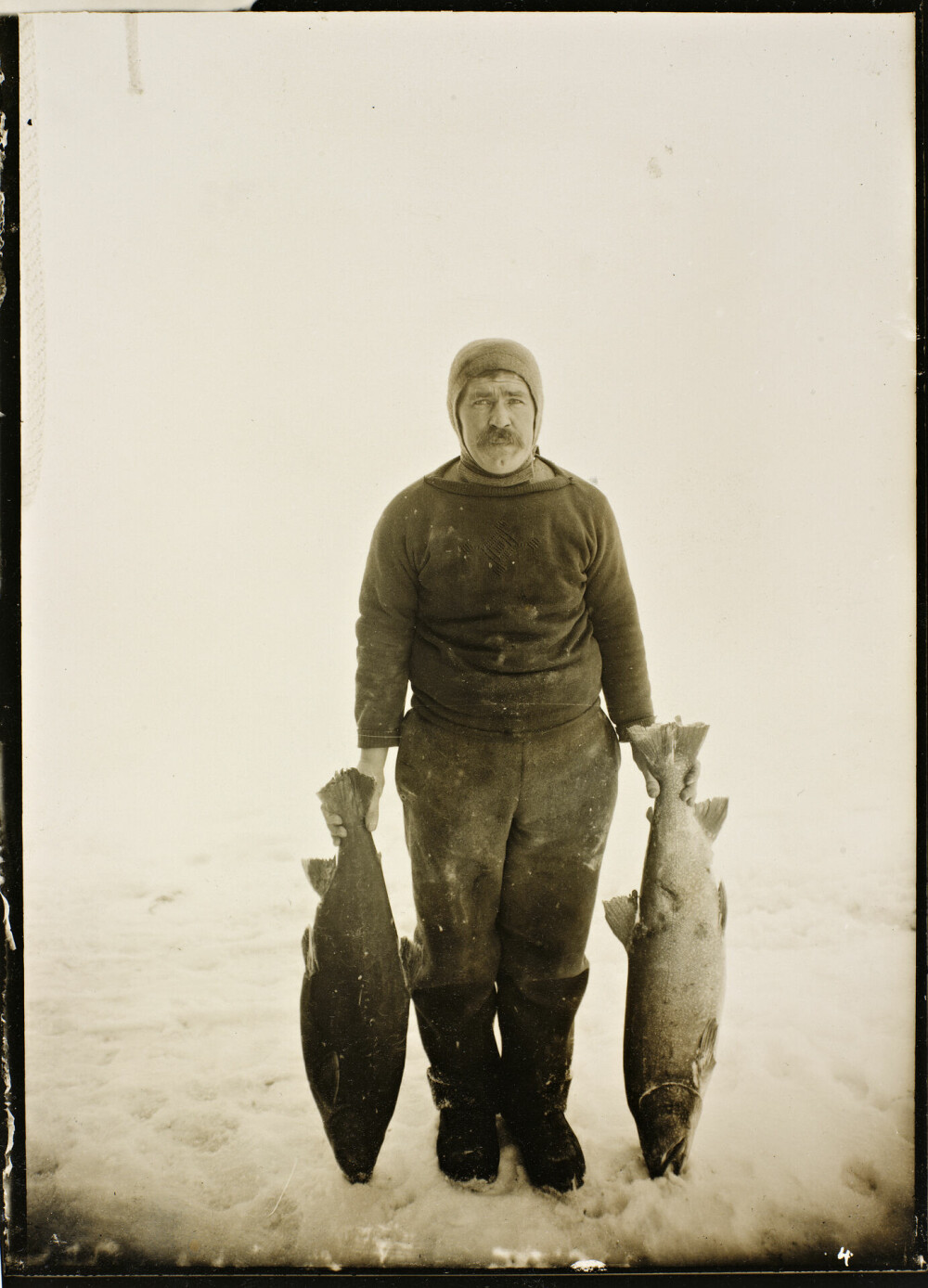 <b>FISK TIL MIDDAG:</b> Polarkokken viser frem litt av utvalget av fisk i Gjøahavn, på King William Island i det kanadiske territoriet som i dag heter Nunavut. Mannskapet hadde nær kontakt med inuittene under oppholdet der.