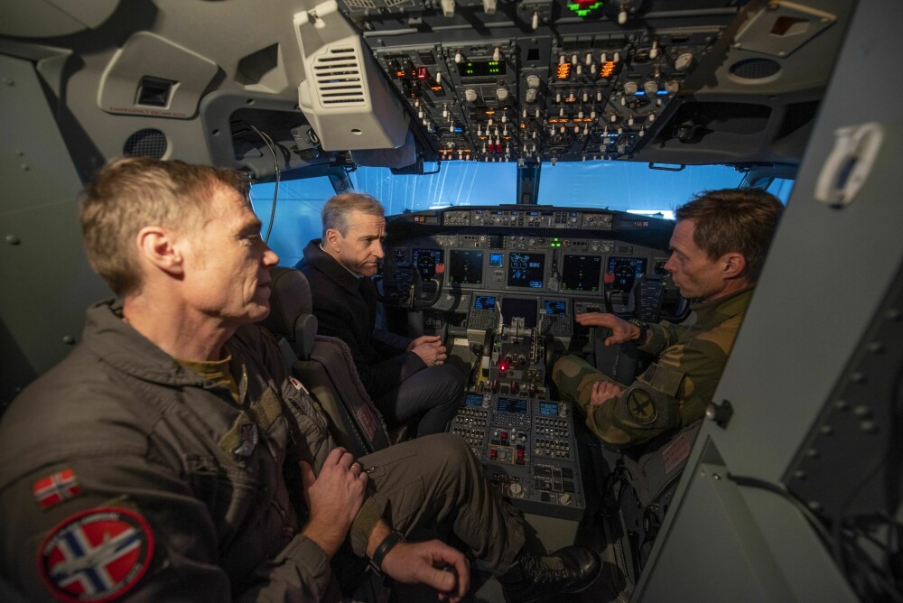 <b>«SIVIL» COCKPIT:</b> Cockpiten på P-8 skiller seg ikke nevneverdig fra den sivile utgaven, konstaterer Jonas Gahr Støre der han får en brifing av Generalinspektøren for Luftforsvaret, Rolf Folland (t.h.).
