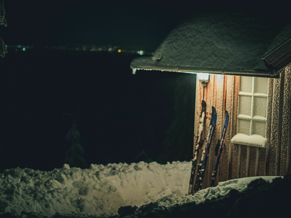 NYE OPPLEVELSER: Kvelden før nyttårsaften, og fjellskiene tok oss trygt fram til hytta. Uten disse ville vi ha vasset med snø til livet.