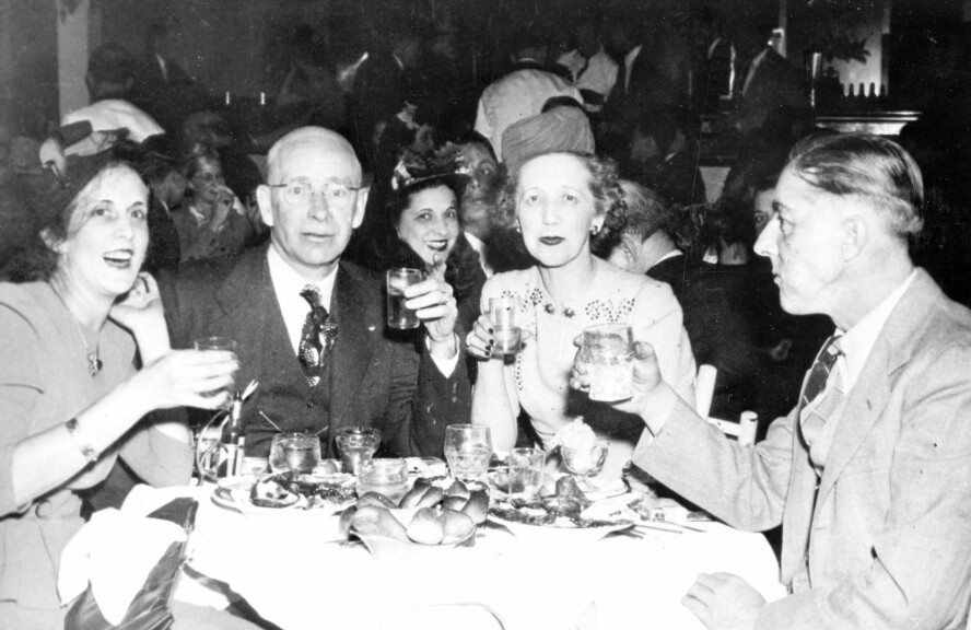 TIMER FØR INFERNOET: Dette bildet er tatt bare timer før brannen brøt ut. Menneskene på bildet, skal ha forlatt utestedet før tragedien rammet.