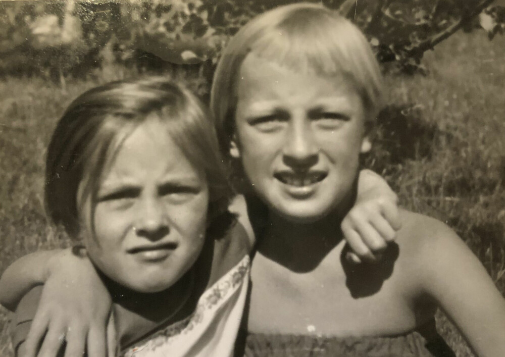 <b>ARNE ODDVEIG:</b> Karen-Marie og søsteren Arne Oddveig fikk barndommen i Begnadalen i Valdres.