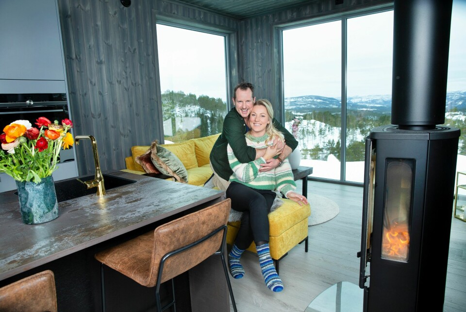 PER OG KARIANNE: Per Gunvald og Karianne stortrives i «Farmen»-hytta på Felehovet nord i Gautefallheia. – Det er jo en moderne funkishytte, men jeg synes vi har vært veldig gode med å kombinere det nye med gammelt sånn at vi får sjel i hytta, smiler Per Gunvald.