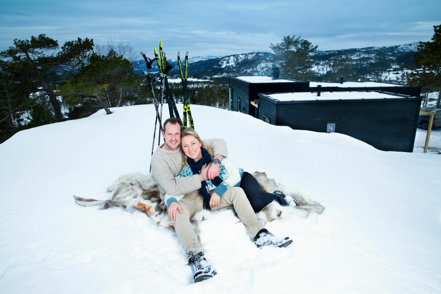 FARMEN HYTTA: – Det er fantastiske turområder her. Det er ikke bare ski om vinteren, men fiske- og badevann og flotte sykkelløyper. Vi kommer til å bruke naturen her mye, sier Per Gunvald. I bakgrunnen sees «Farmen»-hytta og utsikten mot Treungen.
