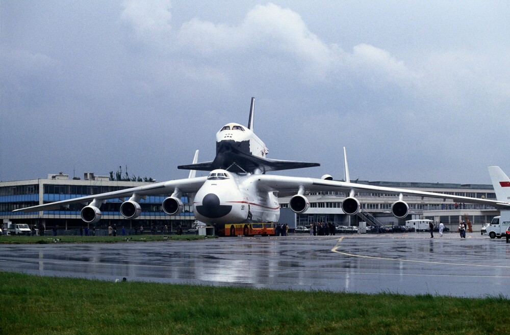 <b>BURAN:</b> Antonov An-225 Mriya på flyshowet i Paris i 1989 med den russiske romfergen Buran på ryggen. Det opprinnelige formålet ble det korteste oppdraget i Mriyas levetid.