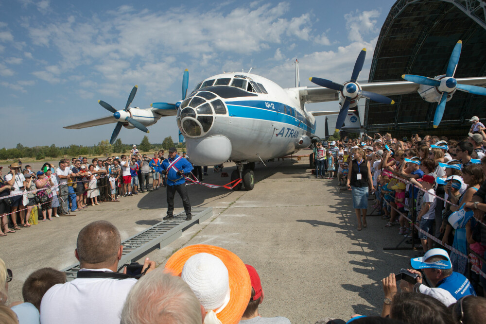 <b>ET AV DE FØRSTE:</b> An-12 og den sivile utgaven An-10 kom på vingene i 1957, og var det første firemotors transportflyet fra Antonov. 