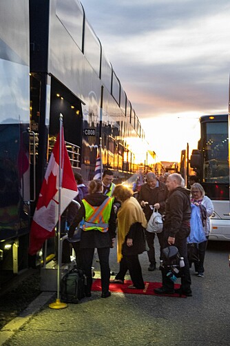 <b>REISEFEBER:</b> Forventningsfulle passasjerer stiger om bord mens det ennå er tidlig morgen i Vancouver. 