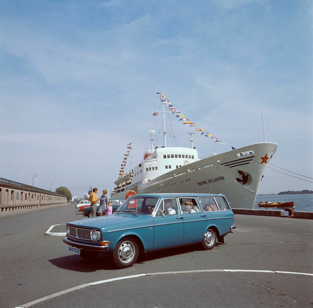 <b>STASJONS­VOGN:</b> I 1968 kom Volvo 145 på markedet, en komfort­abel herregårds­vogn med god plass. 