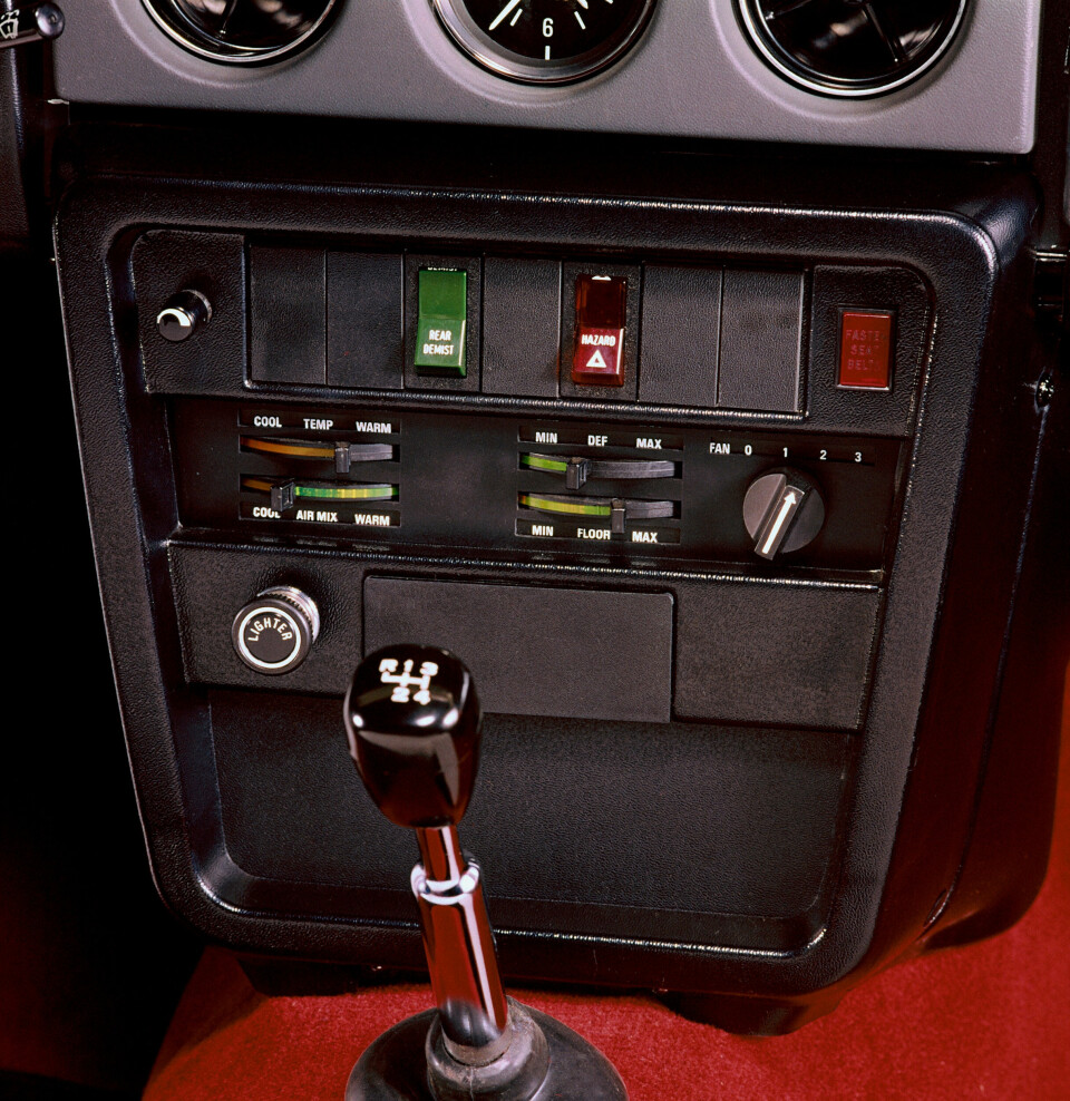 ELSKET OG HATET: Den røde varsellampa (opp til høyre) som sammen med et enerverende lydsignal skulle minne deg på å bruke sikkerhetsbeltet.