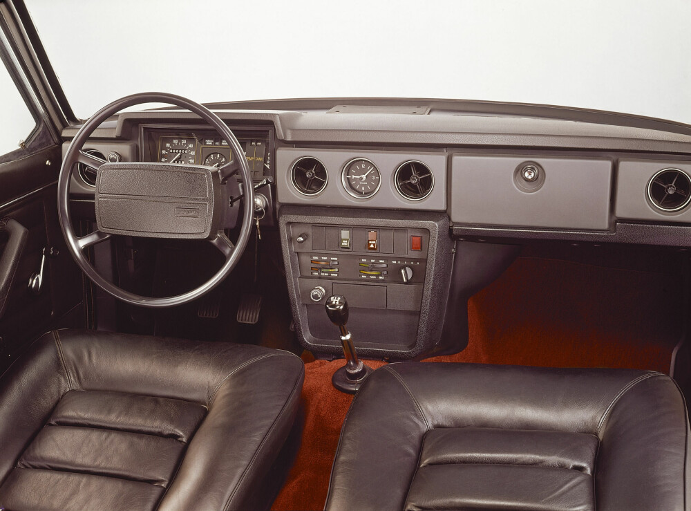 <b>FORNYET:</b> Nytt dashbord og ratt kom også på plass i 1973.