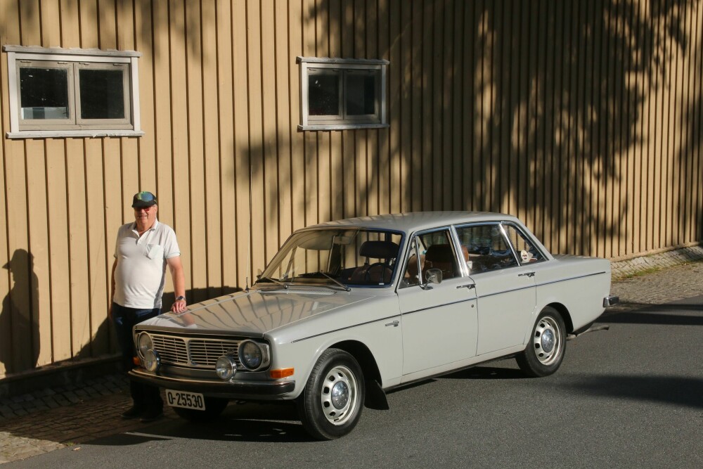 <b>VOLVO-TROFAST:</b> Oddvar Sætre har vært Volvo-entusiast i mange år. Hans 1971 Volvo 144 er i fin originalstand og har bare rullet ca. 206 000 km. Oddvar er andre eier av bilen. 