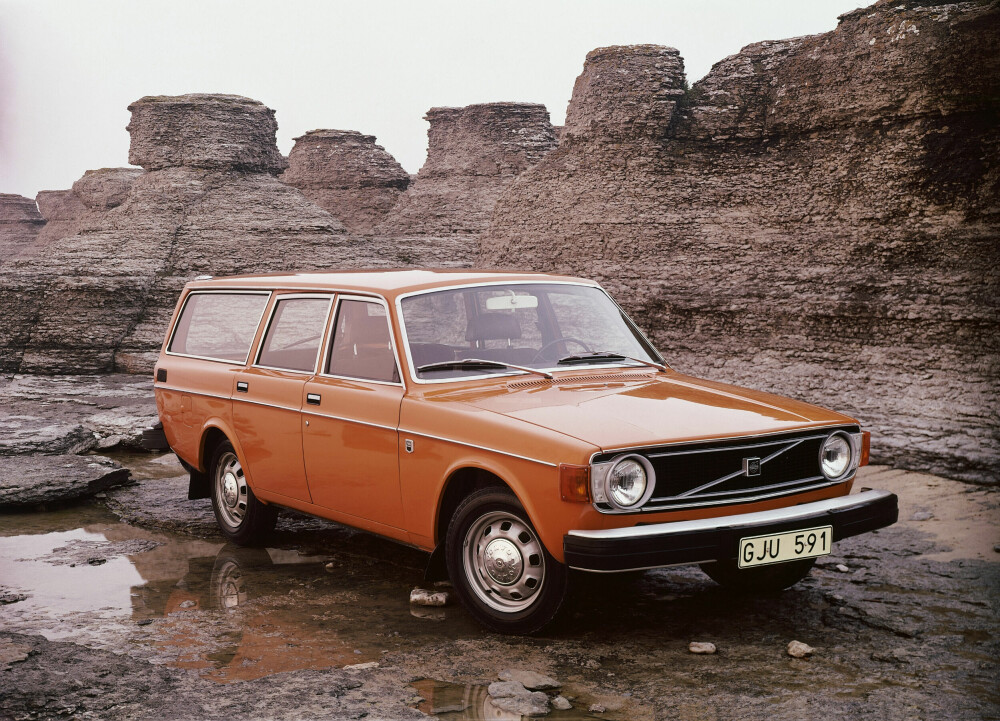 <b>SISTE UTGAVE:</b> 1974 var siste år for Volvos 140-serie og kjennetegnes ved store støtfangere, her representert ved en 145.