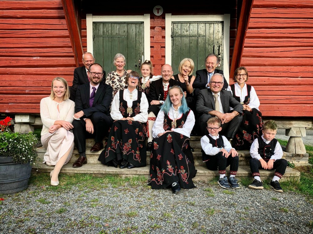 <b>HØYTIDSKLEDD FAMILIE:</b> Eva og Juans norske familie i datteren Viljes  (forran) konfirmasjon i 2018. Her hadde Juan på seg bunaden sin for aller første gang!
