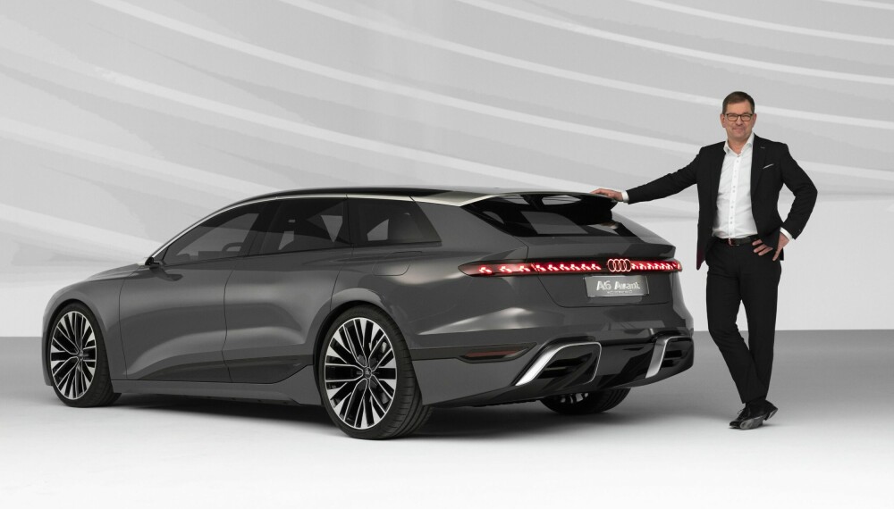 <b>ELEKTRISK A6:</b> Konseptet er ikke mer enn 1,44 meter høyt. Audi AG-boss Markus Duesmann ser nok frem til å presentere den produksjonsklare modellen. 