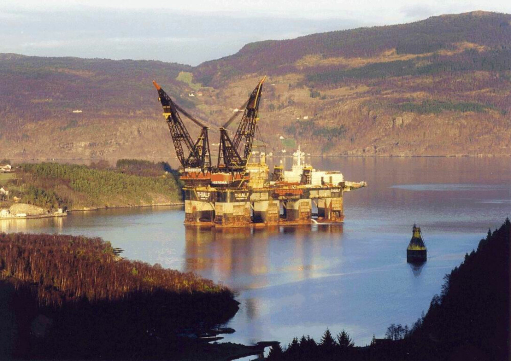 <b>I NORGE:</b> «Thialf» avbildet på vei til AFs mottaksanlegg for utrangerte marinekonstruksjoner i Vats i Rogaland i 2011. «Thialf» ble brukt til å frakte utrangerte deler fra de eldste delene av Ekofisk-installasjonen til opphugging.