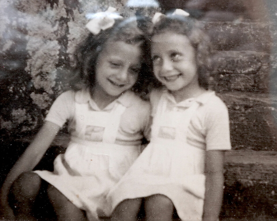 LYKKELIGE: Fra de lykkelige årene før tvillingsøsteren Irene døde.