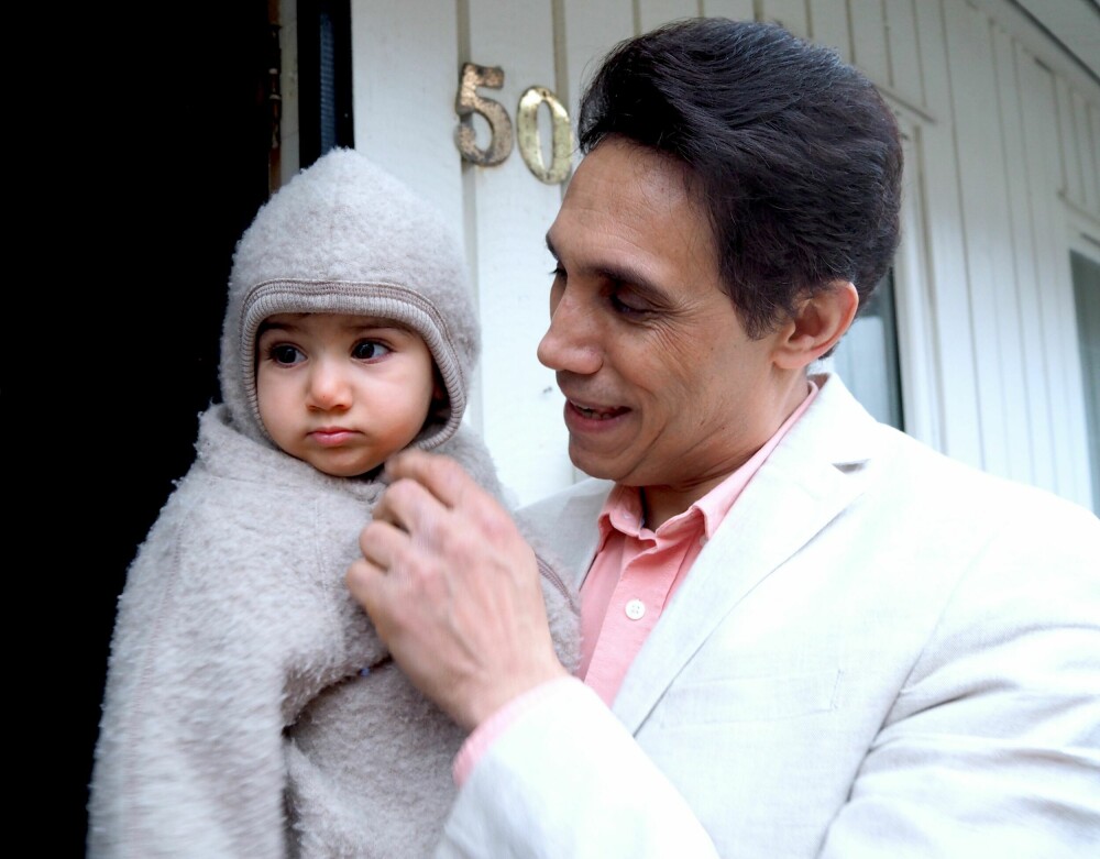 <b>TAKKNEMLIGE:</b> Pappa Farzad og yngstejenta Amelia.