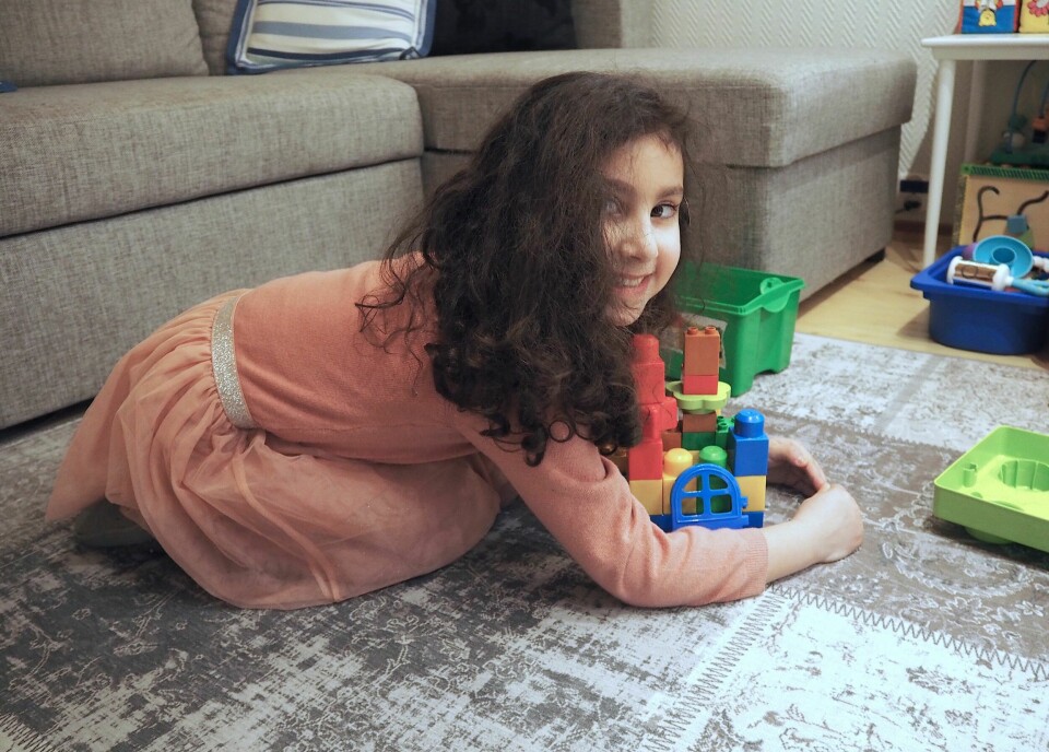 OVERSETTER: Ayla på fem er den som ofte må̊ forklare foreldrene hva de norske ordene betyr.