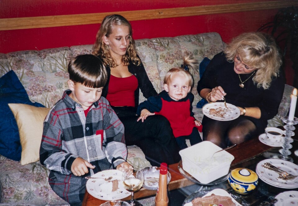 FAMILIEKOS: Tina var en stolt tante til storebrorens sønn og datter, Kevin og Gitte. Nå er de 28 og 24 år.