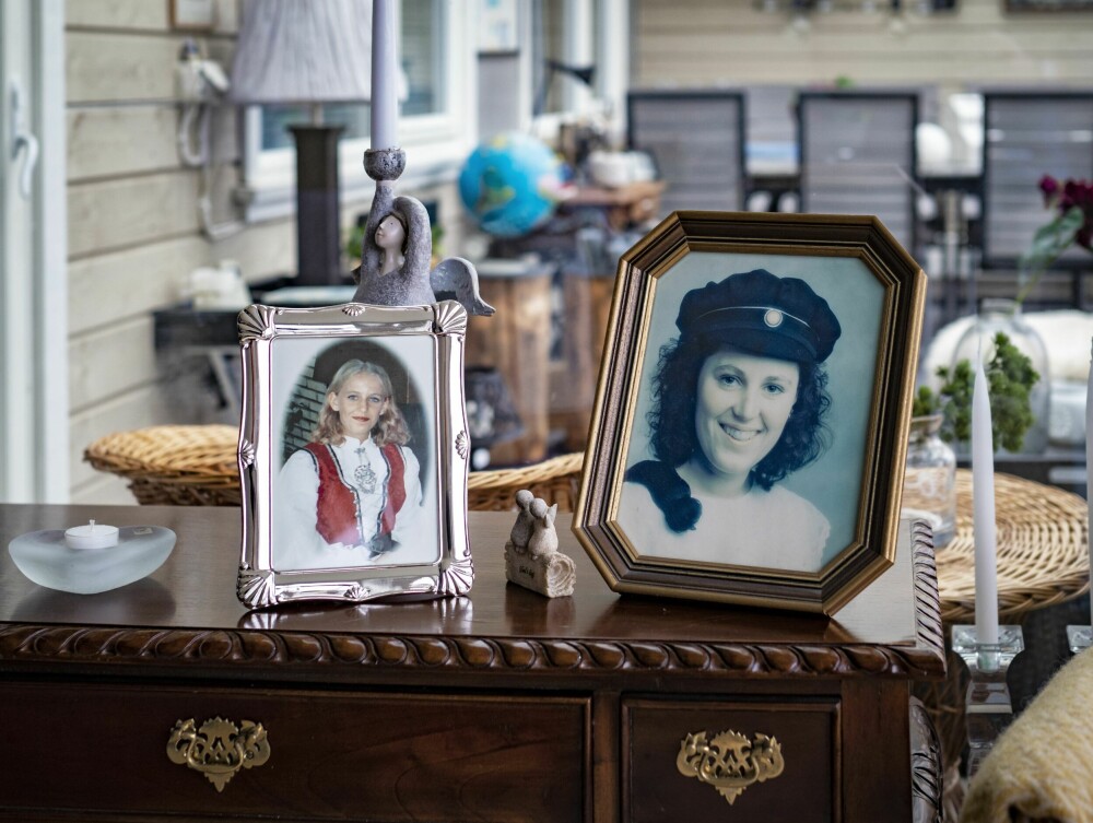 <b>TINA OG ANN ELIN:</b> På et pent bord i stuen står to bilder av Torunns elskede jenter, Tina og Ann Elin. Begge døde 20 år gamle.