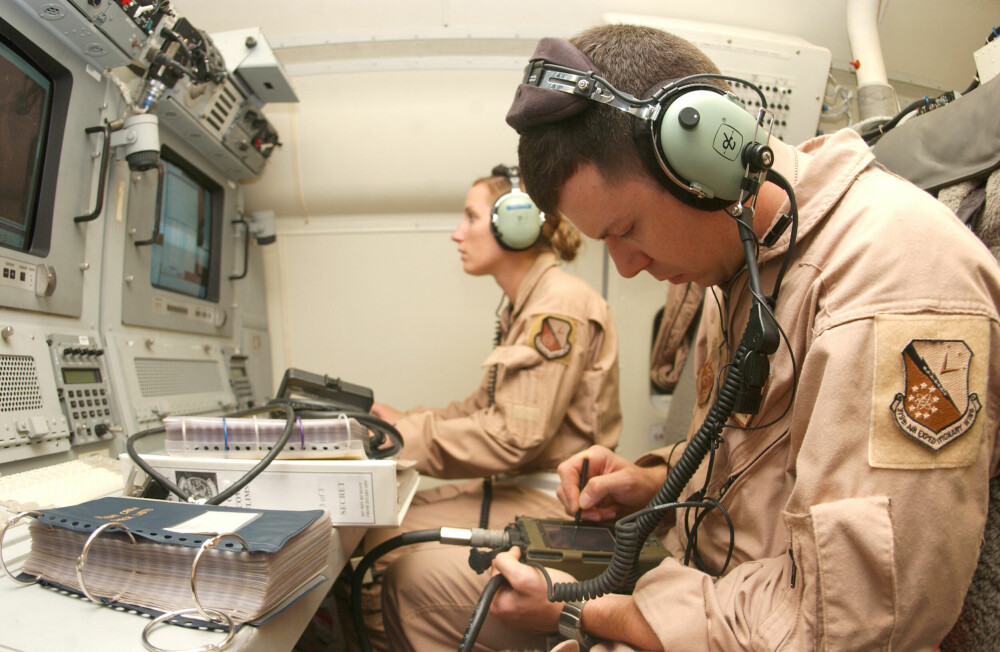 <b>VARIERTE OPPGAVER:</b> Her oppdaterer mannskapet på et E-8C elektronikken før tokt. Mannskapet om bord på overvåkningsflyene løser en lang rekke oppgaver, fra det rent flymessige til kryptering og oversetting. 