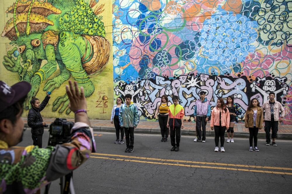 <b>DANSER I FARGERIKE KULISSER:</b> Juan (til venstre, bak kamera) og hans dansetropp, lager video i en av hovedstadens fargerike bakgater.