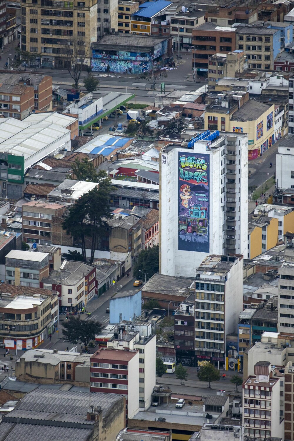 <b>LYSER OPP:</b> En trist vegg har fått nytt liv i sentrum av Bogotá. 