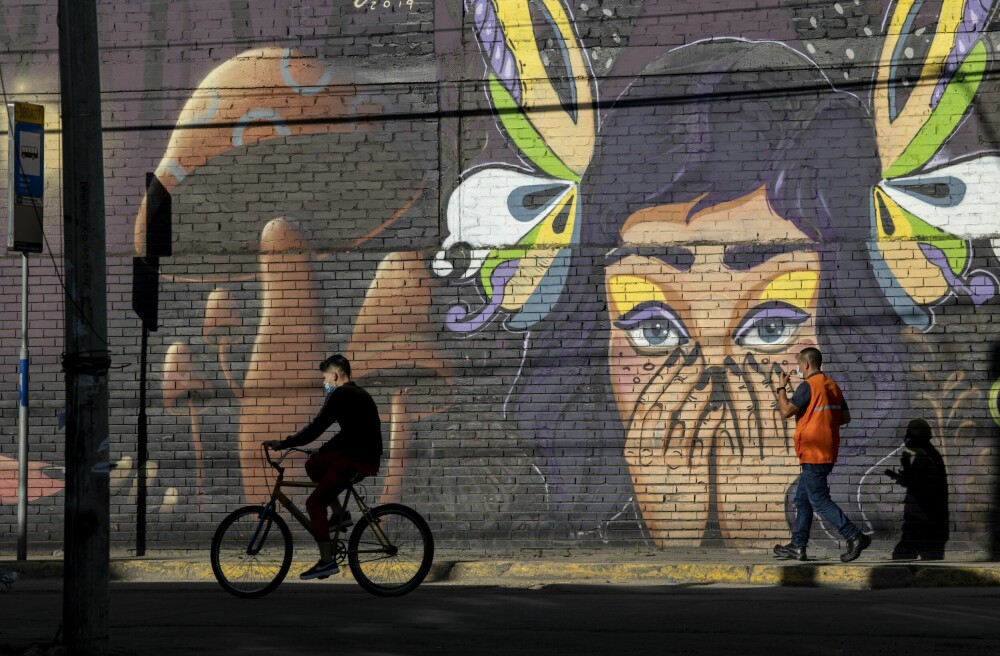 <b>KUNST PÅ HJUL:</b> Før pandemien ble det arrangert sykkelturer rundt om i Bogotá for å studere gatekunsten. Sykling er for øvrig en aktivitet som utføres med en viss risiko. I gjennomsnitt er det 47 sykkelpåkjørsler daglig i Colombias hovedstad.