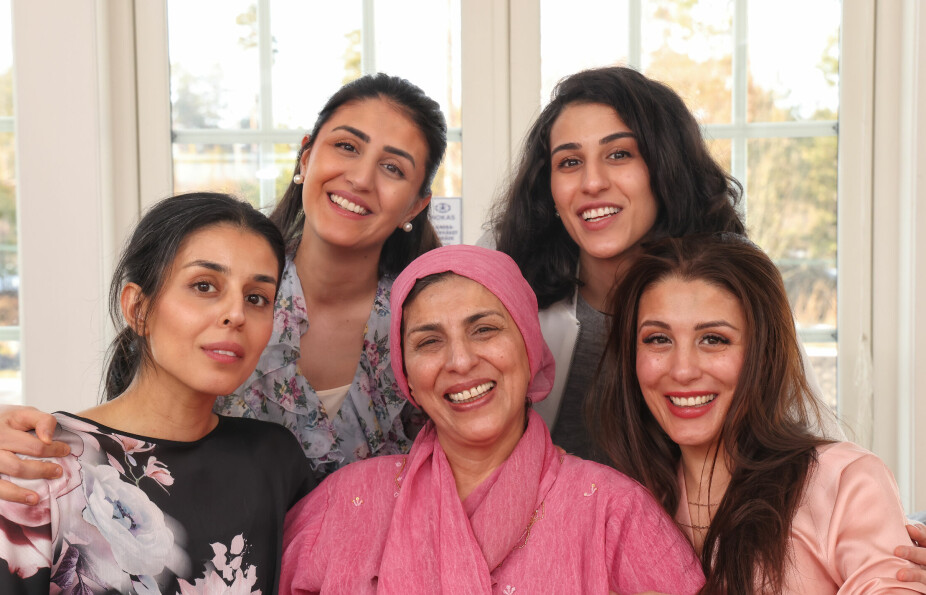 FAMILIEN ADAMPOUR: Mina (t.v.), Diana, Sophia og Lina takker moren Afsaneh (i midten), for de gode verdiene hun har gitt dem i oppveksten.