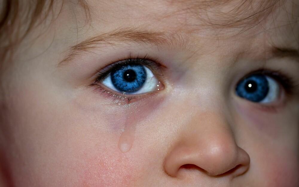 FØLELSER: Barn som gråter trenger trøst. Det hjelper ikke å si «slutt å gråte».