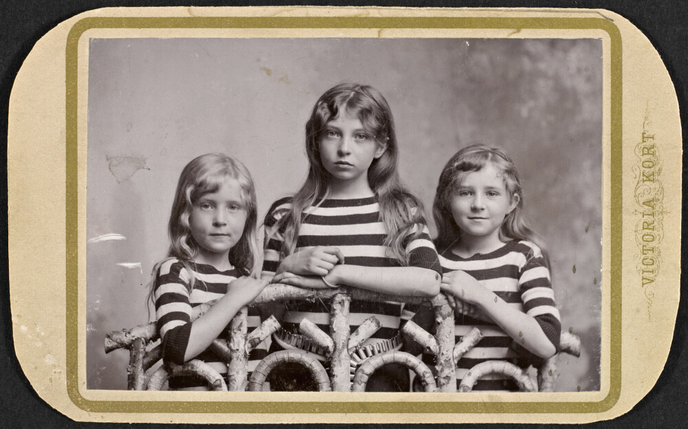 <b>SØSTRENE:</b> Sigrid med småsøstrene Signe og Ragnhild. Bildet er tatt i Kristiania i 1894.