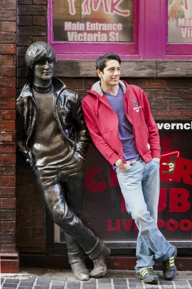 <b>LENNON:</b> Statuen av John Lennon i Mathew Street står like ved The Cavern Club der The Beatles startet sin karriere. Opprinnelige Cavern ble revet på 70-tallet, men den nye er bygget opp etter modell av originalen.