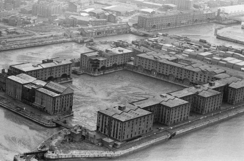 <b>FORFALL:</b> Frem til tidlig på 80-tallet var Liverpool preget av forfall og forslumming. Albert Dock (bildet) var fullstendig forlatt i 1981.