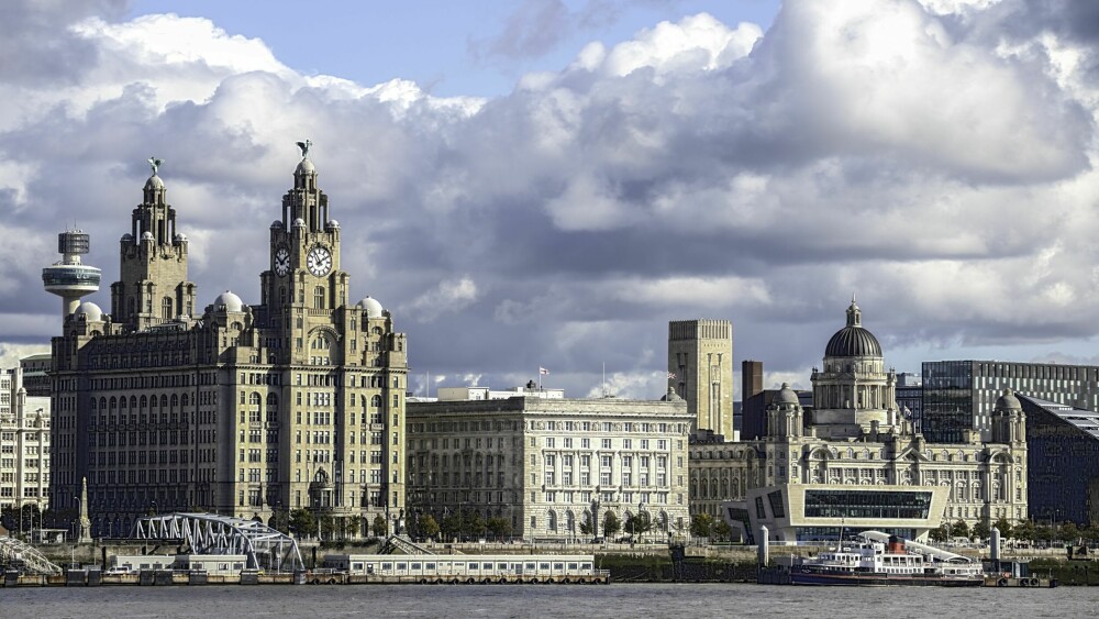 <b>WATERFRONT:</b> Liverpools waterfront domineres av mektige Royal Liver Building (til venstre). Ved siden av ligger de nesten like imponerende bygningene Cunard og Port of Liverpool. 