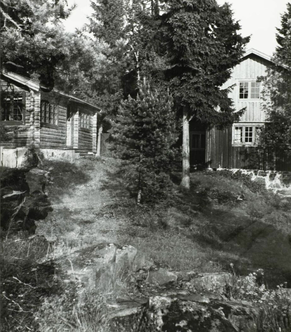 <b>JAKTSLOTT:</b> Ved Ramstadsjøen øst i Østmarka, lå konsul Duborghs store hytte. Bildet er fra rett før den ble revet i 1957.