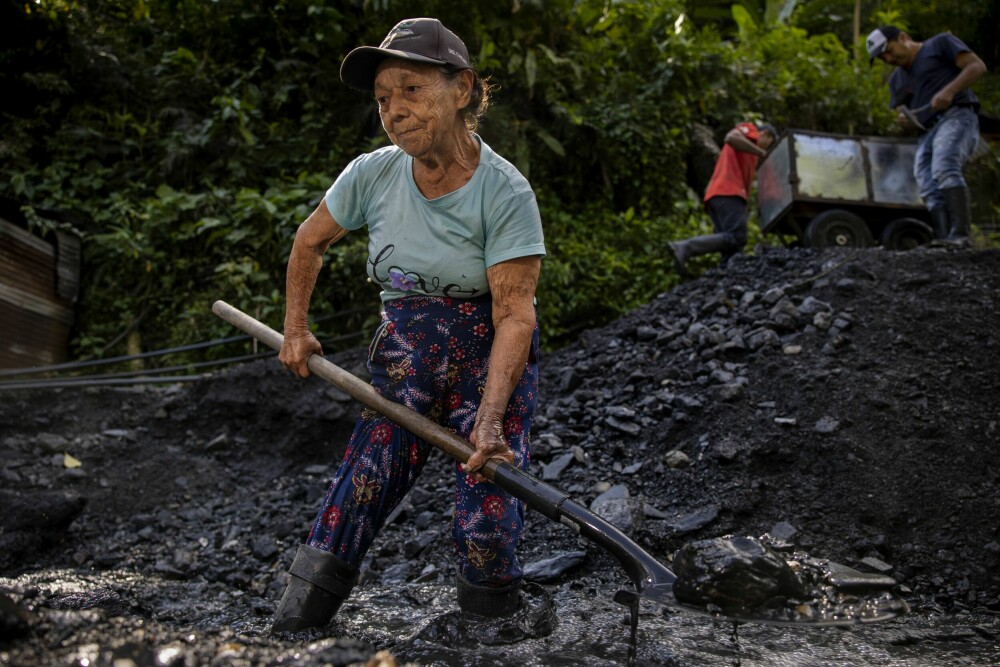 <b>SPREK OLDEMOR:</b> Elena arbeider som om hun var 60, men tror hun er 80. Hun står i gjørmevann og graver og leter etter de verdifulle steinene. Men rikdom er ikke utelukkende årsaken til Elenas smaragdjakt.