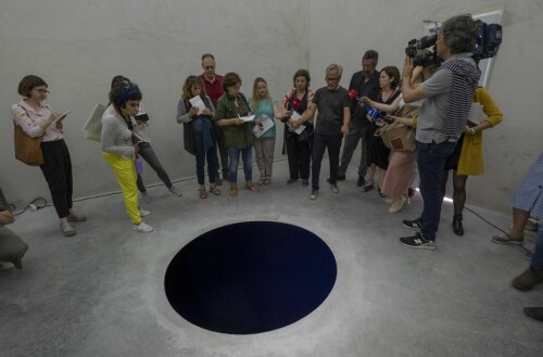 <b>DET STORE INTET:</b> Anish Kapoor blir intervjuet av journalister inne i kubestrukturen han har kalt «Descent into Limbo» (Nedstigning til det store intet) under åpningen av utstillingen «Anish Kapoor: Works. Thoughts. Experiments» ved Serralves Museum &amp; Park i Porto, Portugal i 2018. En kunstinteressert italiener tok nedstigningen litt for bokstavelig. Han bøyde seg over kanten for å se ned i det store intet, mistet balansen, ramlet ned i hullet, skadet seg og ble sendt på sykehus. Derfra kom det etter en dag eller to følgende, tørre melding: «Den kunstinteresserte har forlatt sykehuset og er på bedringens vei.» 