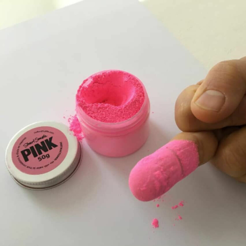 <b>«UP YOURS!»:</b> Anish Kapoor hevnet seg på Semple ved å få tak i et spann av hans rosa farge, dyppet langfingeren i, og viste den rosa fingeren på et bilde han la ut på Instagram med ordene «up yours!».