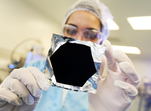 <b>PÅGÅENDE PROSESS:</b> Vantablack blir studert <br/>på laboratoriet til Surrey NanoSystems.