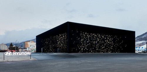 <b>DEN SVARTE KOLOSSEN:</b> Midt i Pyeongchang står Hyundai Pavilion, en kunstinstallasjon av Asif Khan som virker å sluke alt lys <br>i sin nærhet. Det er kanskje ikke så rart. Kolossen er nemlig malt med Vantablack VBx2, skapt av Surrey NanoSystems, og som absorberer 99 prosent av alt lys (det er ikke den originale Vantablack, den Anish Kapoor har enerett på og som absorberer 99,965 prosent av alt lys). Hyundai Pavilion ble satt opp for OL i 2018 i Sør-Korea.