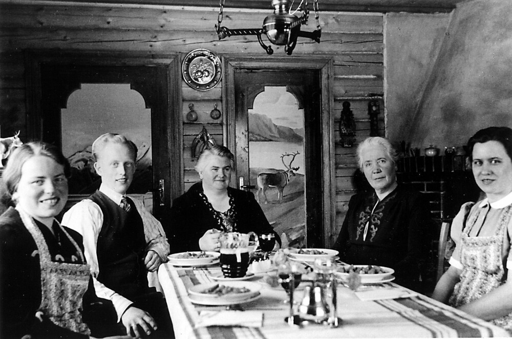 <b>HJEMMEKJÆRE:</b> Synnøve og Pernille kjøpte seg hus på Kjelsås i Oslo ettersom de begynte å tjene penger, men fortsatte å bo sammen. Her er de med hushjelpen (fra høyre), Synnøve, Pernille, Josef Dahl og Evy Dahl.