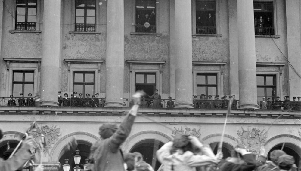 ENDELIG FRED: 17. mai 1945 sto daværende kronprins Olav alene på slottsbalkongen, bare fire dager etter at han var kommet hjem fra eksil. Foto: Rigmor Dahl Delphin/Oslo Museum