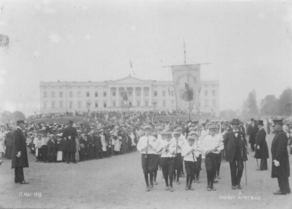 <b>OVER 100 ÅR SIDEN:</b> Som man ser på bildet fra 17. mai 1913, så var engasjementet like stort som i dag. Dette skulle svenskekongen ha visst! Foto: Mittet &amp; Co/Oslo Museum