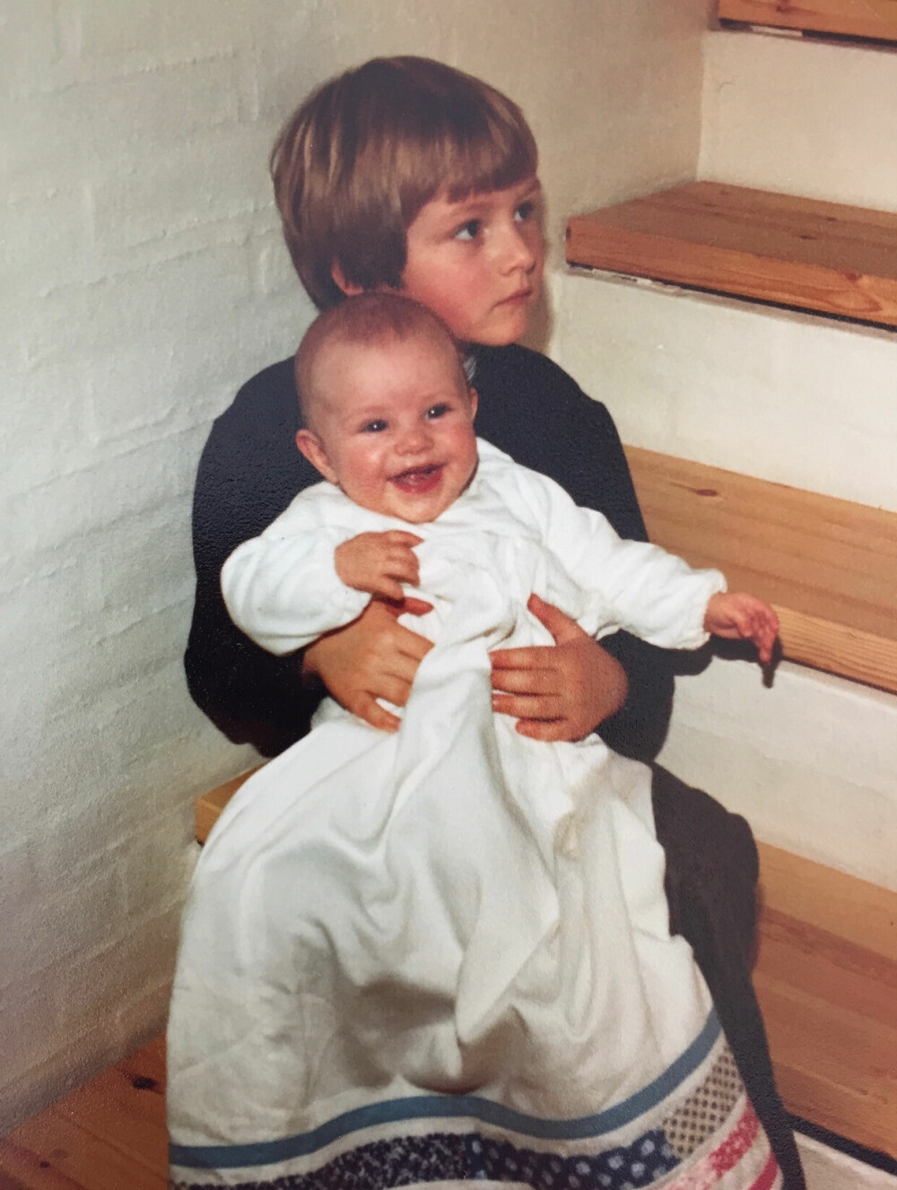 <b>KJÆRT MINNE:</b> Anne på storebror Jeppes fang på selveste dåpsdagen i 1982.
