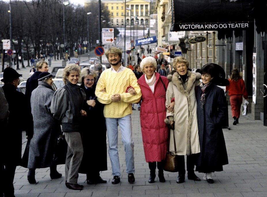 <b>KOLLEGER:</b> Terje fotografert sammen med sine kvinnelige kolleger på Karl Johan 1987. F.v: Ragnhild Sælthun Fjørtoft, Wenche Lamerk, Terje Sølsnes, Kristin Johnson, Kirsten Schøyen Seterelv og Britt Holm.