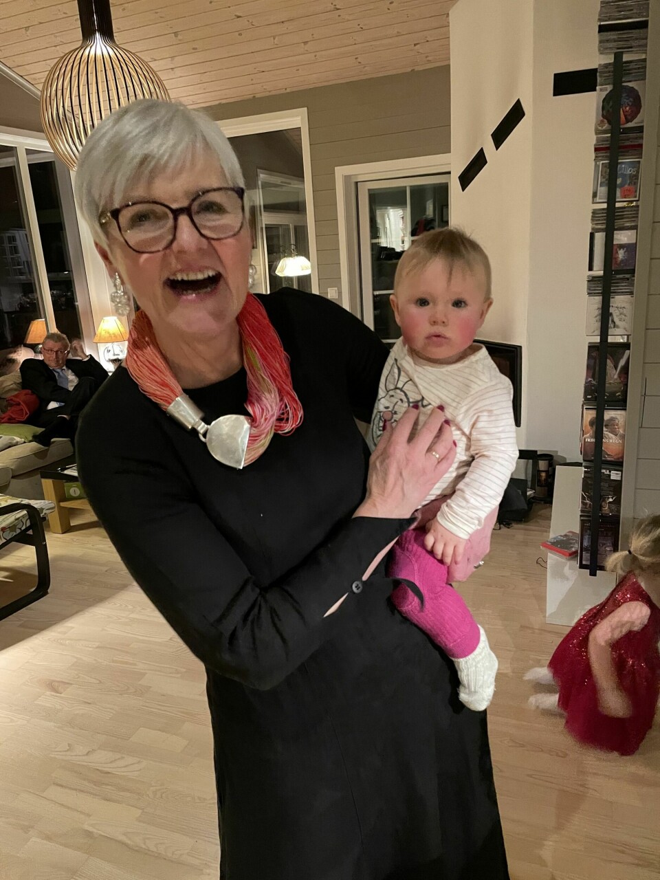 BESTEMOR: Å bli bestemor var stort for Valgerd. I dag teller flokken fem barnebarn. Her på nyttårsaften, med Karoline på ett år.